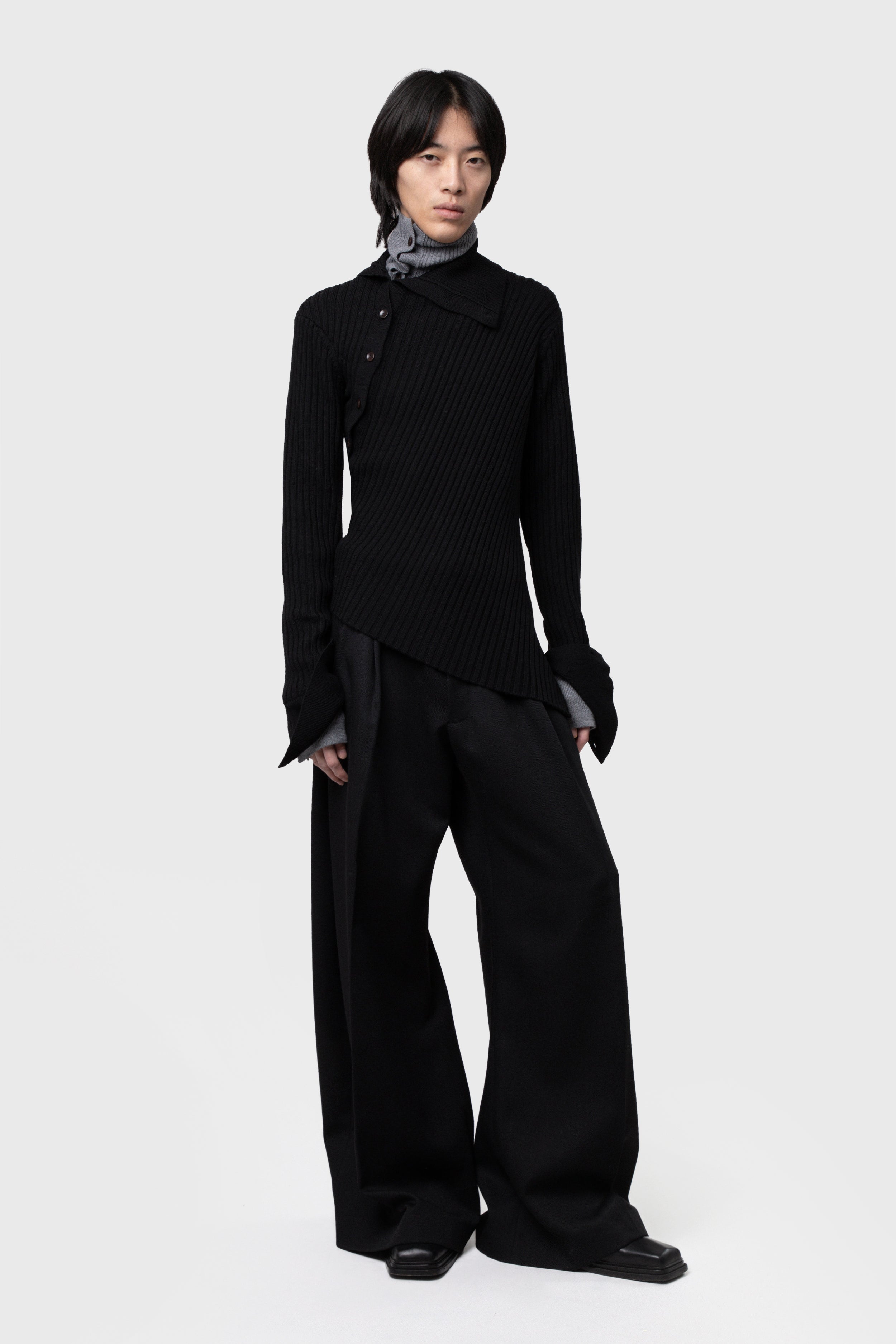 ASYMETRICAL TURTLE NECK