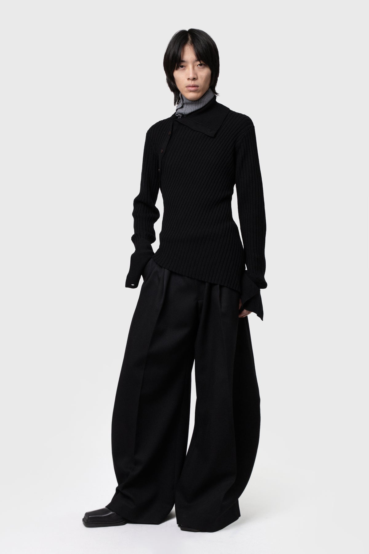 ASYMETRICAL TURTLE NECK