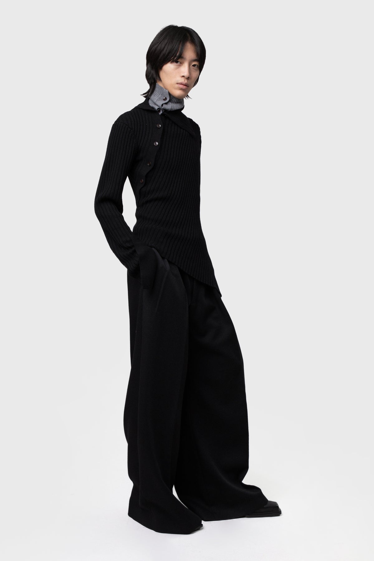 ASYMETRICAL TURTLE NECK