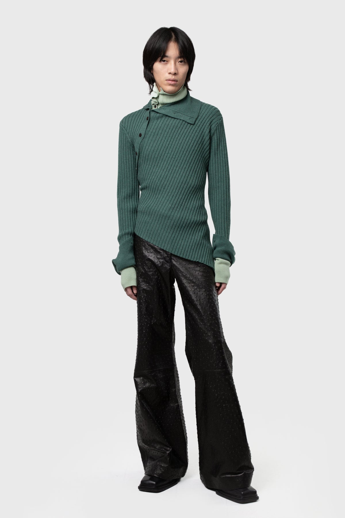 ASYMETRICAL TURTLE NECK