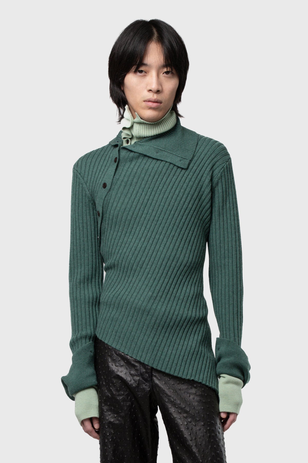 ASYMETRICAL TURTLE NECK