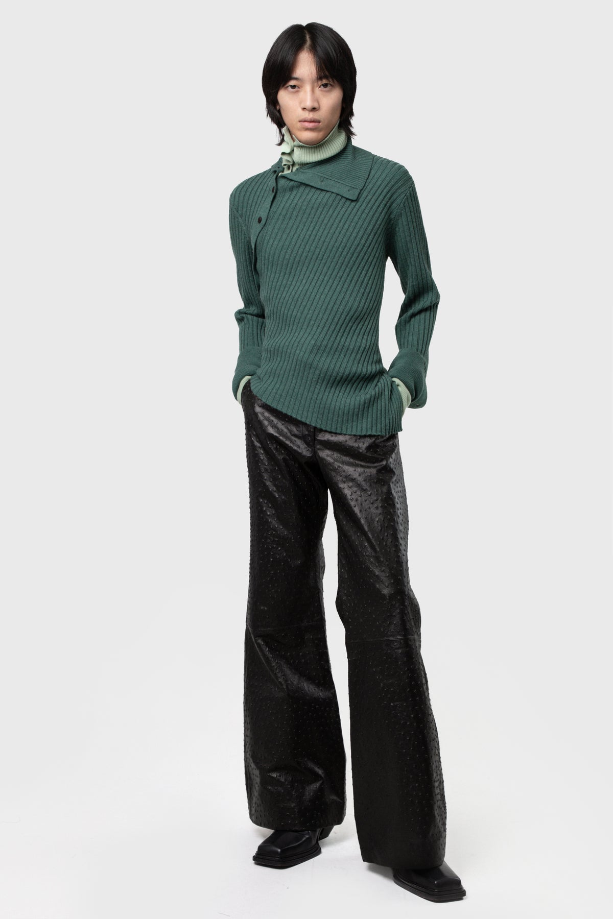 ASYMETRICAL TURTLE NECK